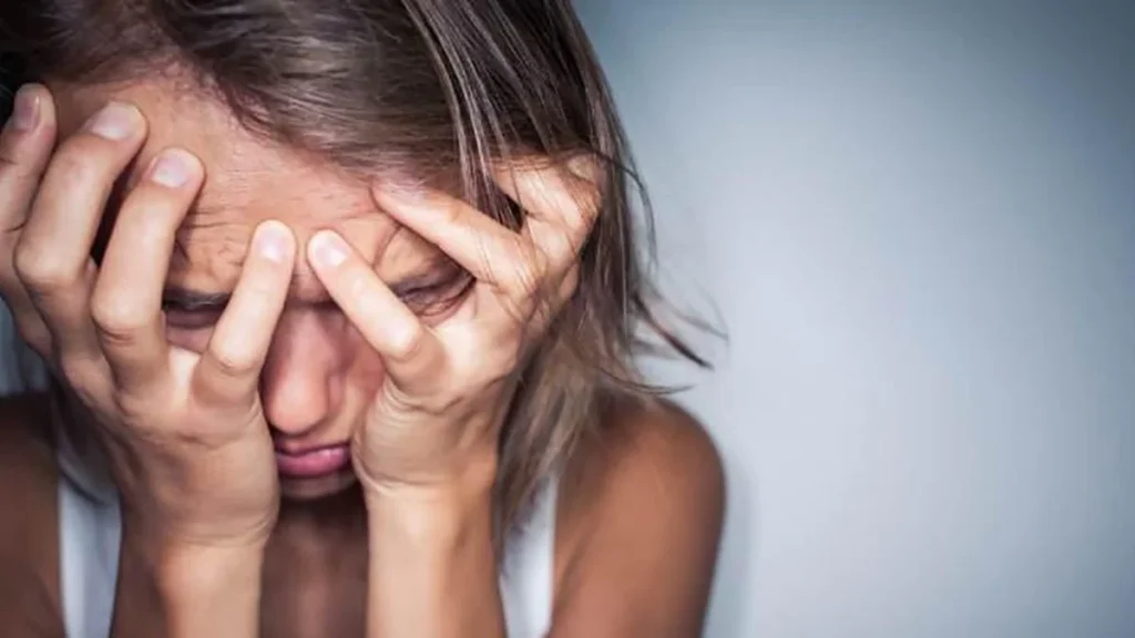 Adolescente con ansiedad acompañado por su familia
