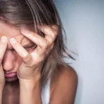 Adolescente con ansiedad acompañado por su familia