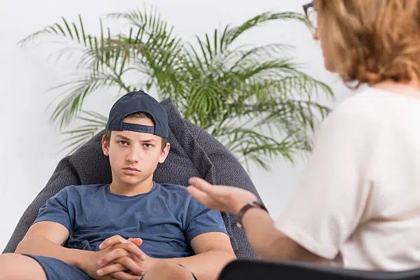 Adolescente mostrando comportamiento agresivo