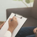 Madre preocupada buscando ayuda porque su hijo adolescente no quiere ir al psicólogo